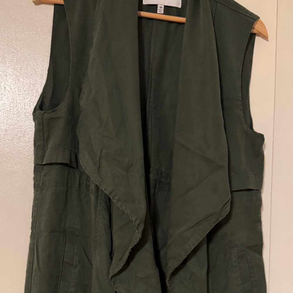 Cupcakes and Cashmere Sleeveless Draped Vest in Dark Olive size M